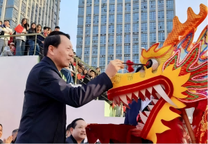 龙腾绿海展风采 匠心经贸绽芳华  经贸旅游学院舞龙表演惊艳校运会开幕式